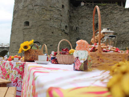 Чаепитие в Копорской крепости: в Ломоносовском районе прошёл фестиваль культурной гастрономии