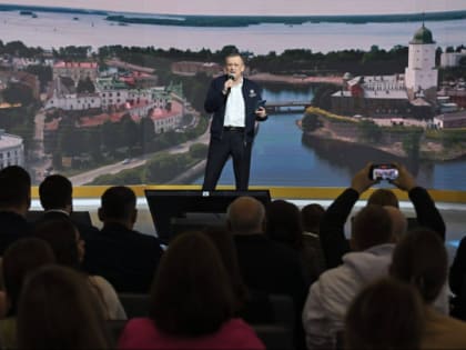 Дрозденко на ВДНХ рассказал об экономике, купил валенки и не дал заплатить за себя - видео