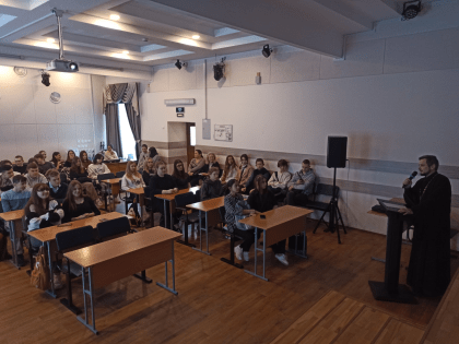 В Разметелевской школе состоялась встреча с настоятелем храма, посвященная значению женщины в традиционной русской культуре и образовании