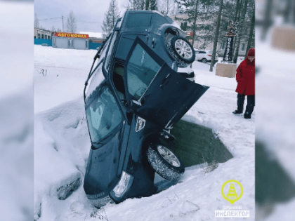 Внедорожник вылетел с дороги в Вырице и уткнулся бампером кверху
