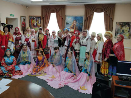 В областном Доме дружбы прошел показ женских народных костюмов