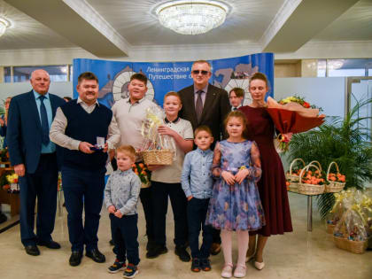 Многодетные семьи Ломоносовского района получили новые микроавтобусы