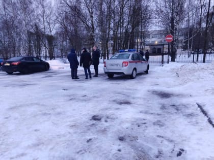 Неизвестный "заминировал" школу в Ивангороде по телефону