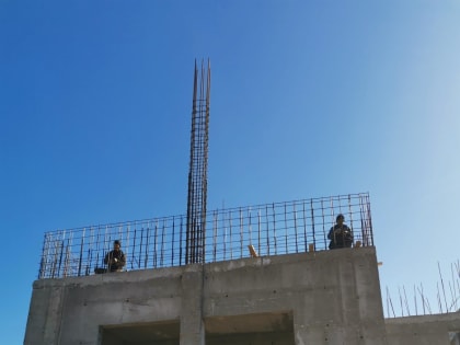 На строящемся храме равноапостольной княгини Ольги в деревне Новое Девяткино началось армирование колонн и стен второго этажа храма