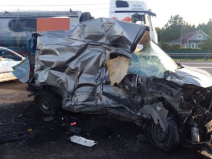 Фото: Легковушку смяло при столкновении с двумя большегрузами у Ушаков