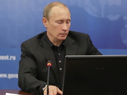 Я в будние дни играю: Песков ответил за шутку Путина о компьютерных играх