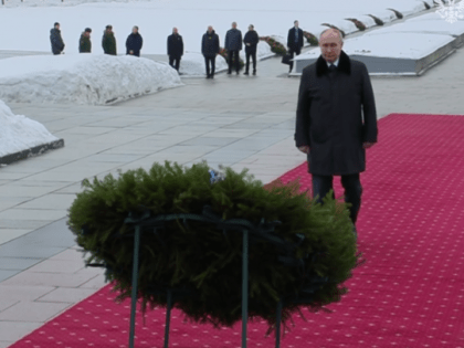 Президент России в день 80-летия освобождения Ленинграда от блокады приехал на Пискаревское кладбище