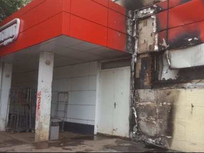 Пожар оголил стену "Магнита" в Тихвине