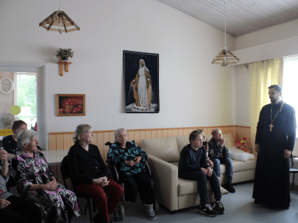 В праздник Святой Троицы настоятель храма Богоявления Господня п. Разметелево с учениками воскресной школы и Разметелевской СОШ из Центра "Точка роста" посетили пансион д