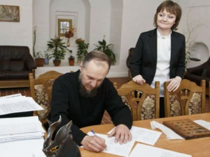 Ковчег с мощами передал Кирилловский музей в действующий монастырь