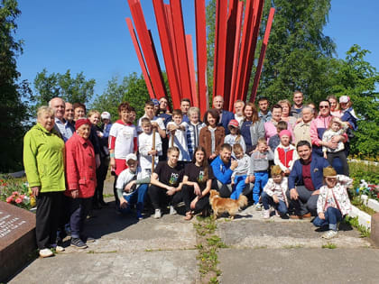 Рабочая группа партийного проекта «Историческая память» приняла участие в посадке северных кедров на территории мемориала «Гвоздика» в поселке Пудость