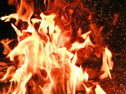 На рынке в Самарской области продолжается ликвидация пожара. Погиб один человек