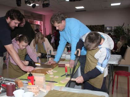 В Семейном центре «Ромашка» деревни Низино прошли мастер-классы в честь Дня отца