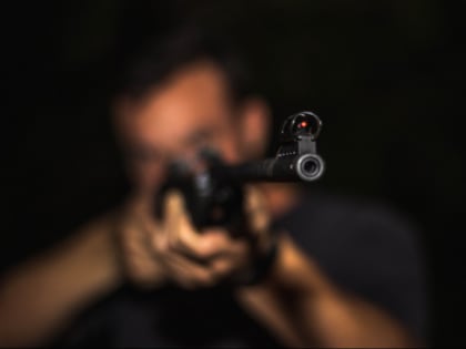 В Синявино мужчина открыл стрельбу, пытаясь вернуть жену с ребенком