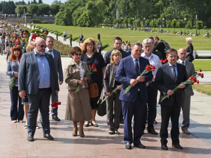 День памяти и скорби. Депутаты на возложении цветов на Пикаревском мемориальном кладбище