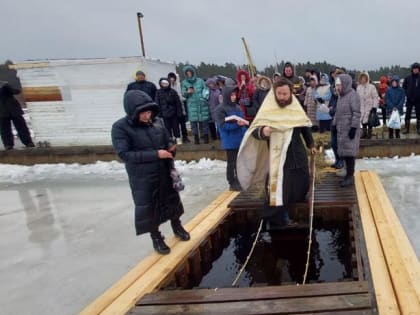 В поселке Озерки совершили службы Крещенского сочельника и Крещения Господня. Состоялись традиционные крещенские купания на Базе Окуневая