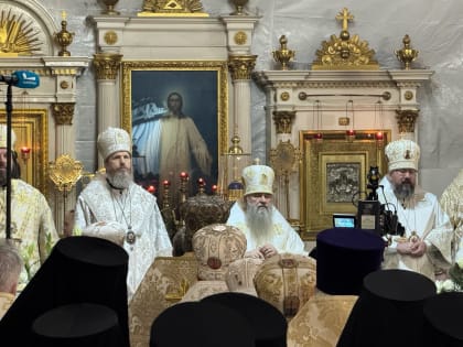 Великая вечерня в Свято-Троицком соборе Александро-Невской лавры