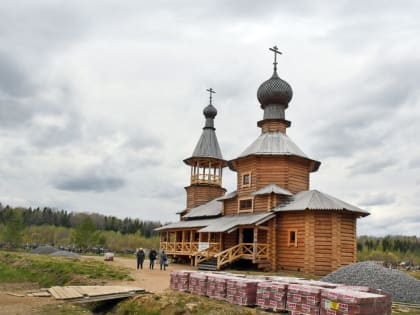 Прославился многими чудесами