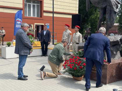 Автопробег из Гатчины завершился в Енакиево открытием памятника «Детям-жертвам войны на Донбассе»