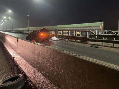 Фото: "Ауди" влетела в бетонное ограждение на М-11 у Войскорово. Есть пострадавший