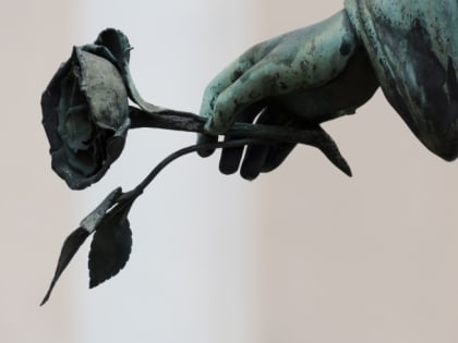 В Петербурге четырех человек задержали по делу о мошенничестве в сфере ритуальных услуг