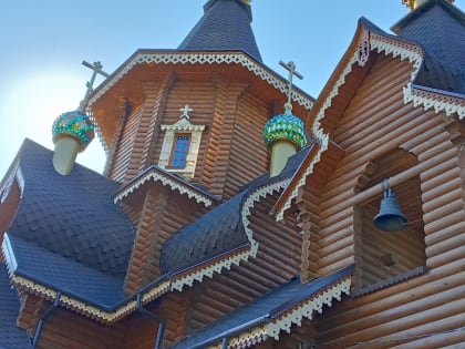 В Никольском храме Воейково завершена реставрация куполов: они вместе с крестами подняты на храм