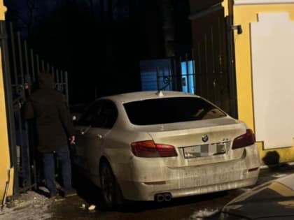 В музей-заповедник Петергоф - на BMW. Иномарка таранила ворота (фото)