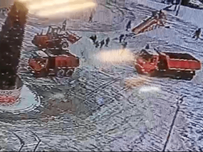 Водитель погрузчика задержан за засыпку снегом ребенка в Гатчине. К горе он подъезжал три раза — видео