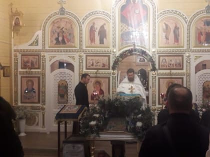 В храме Казанской иконы Божией Матери в посёлке Коммунары Приозерского района молитвенно встретили Рождество Христово.