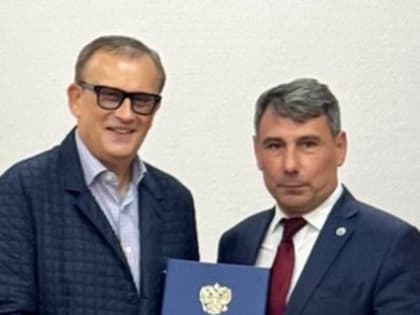 Александр Дрозденко вручил Общественной палате благодарность от Владимира Путина