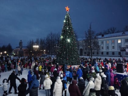 В Бокситогорске зажгли огни на главной новогодней елке города