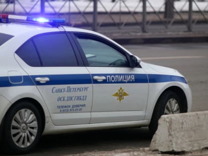 Буксир – орудие угона. В Петербурге микроавтобус утащил чужую машину