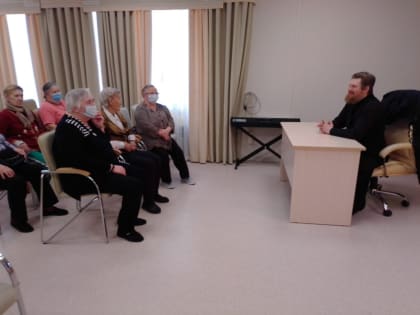 В Приозерском Центре социального обслуживания населения прошла очередная беседа пациентов Центра со священником – настоятелем храма Казанской иконы Божией Матери пос. Коммунары