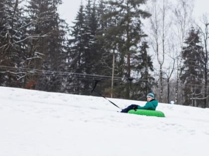 В Ленобласти двое детей получили травмы после катания на «ватрушках»