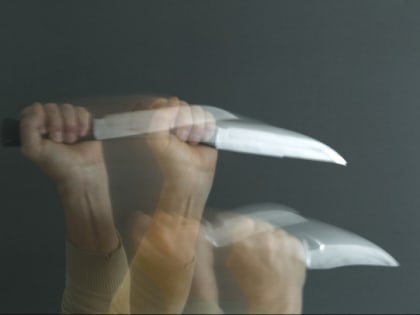 У 20-этажки в Мурино мужчина получил ножом в спину