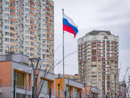 Триколор на фасаде. Детсады, колледжи и вузы обяжут вывесить флаг России