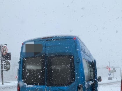 На М-10 легковушка врезалась в микроавтобус