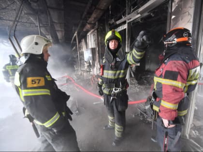 В Шлиссельбурге горит продуктовый магазин на 300 «квадратах»