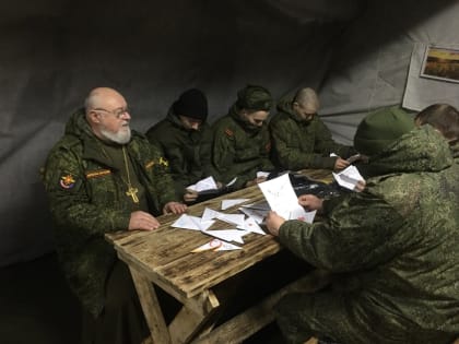 "Военный священник" епархии привез детские письма из Сертолово на передовую