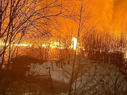 Пожарные не допустили распространения огня с горевшего дома на соседние