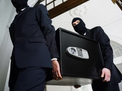 Пять тысяч евро, полтора миллиона рублей и коньяк за 25 тысяч: в Кингисеппе обворовали офис местного предпринимателя