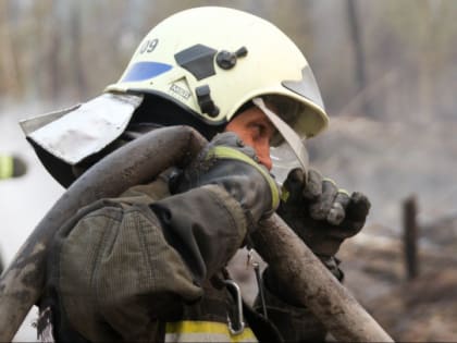 В крупном пожаре на производстве в Петербурге погибли двое