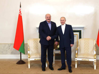 Лукашенко запретил белорусам получать паспорта за рубежом. Теперь только по месту прописки