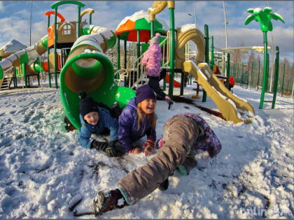 Более 9 тысяч детей проводят зимние каникулы в оздоровительных лагерях Ленобласти