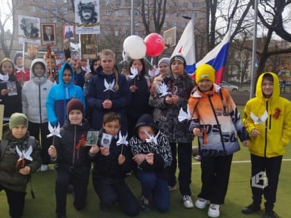 Выборгские школьники на улицах Выборга поздравляют горожан с грядущим Днём Победы