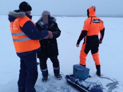 «Отмечать праздники на льду не рекомендуется». Спасатели продолжают ловить рыбаков на водоемах в Ленобласти – фото и видео