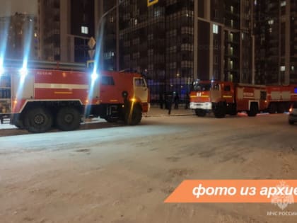 Двое детей погибли в пожаре в коммуналке на севере Петербурга. Их мать выжила