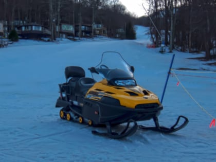 У поселка Кировское 17-летний парень упал со снегохода и получил травмы