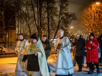 В храме Августовской иконы Пресвятой Богородицы п. Бугры встретили Рождество Христово с крестным ходом и утренним праздничным приходским гулянием