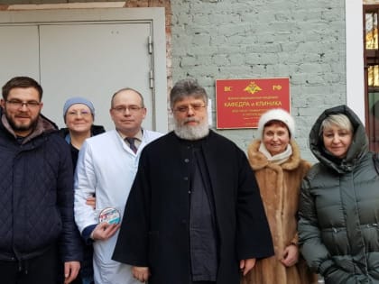 К Дню Защитника Отечества в Военно-медицинскую академию к к раненым воинам пришел настоятель храма Рождества Иоанна Предтечи в Юкках, протоиерей Григорий Григорьев, и прихожане с п